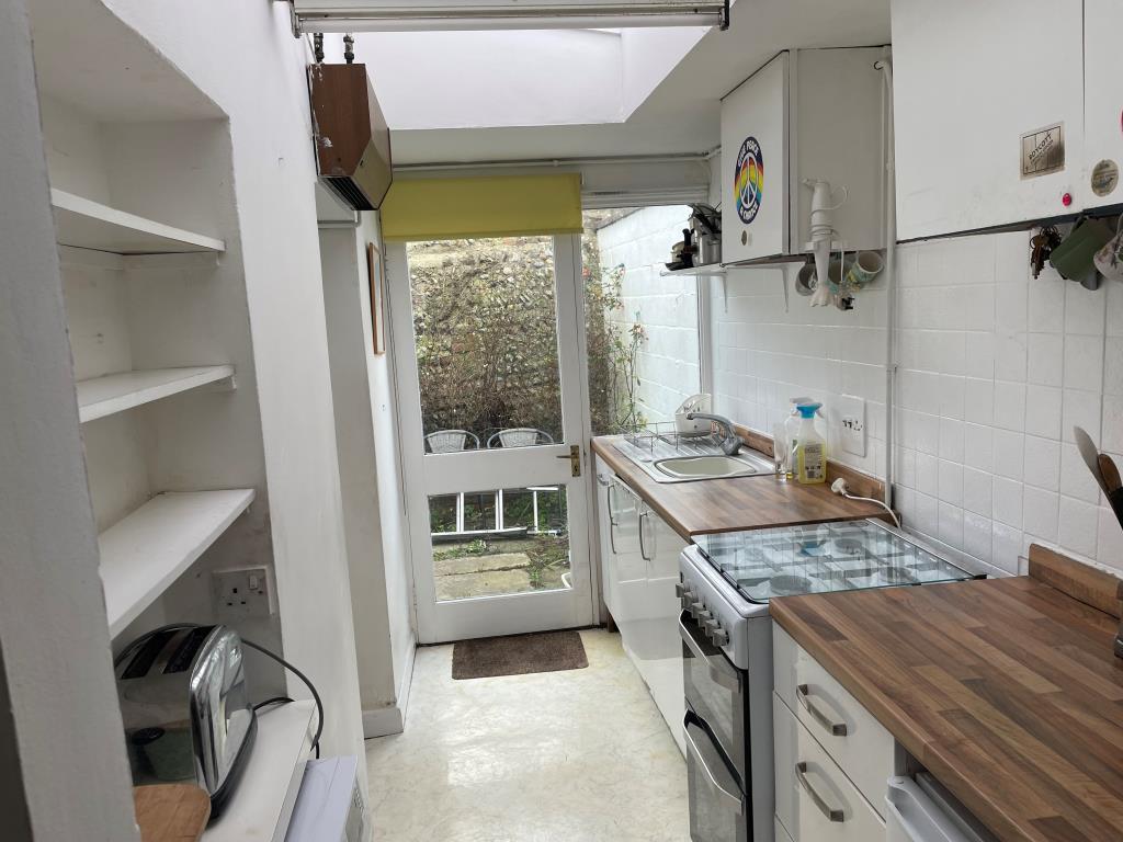 Lot: 54 - THREE-BEDROOM COTTAGE IN CENTRAL BRIGHTON IN NEED OF UPDATING - 